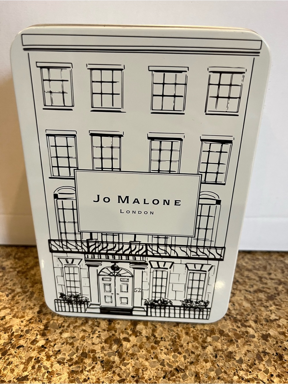 Jo Malone White Tin with Black London Illustration 12x17cm